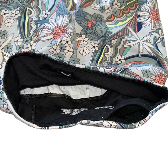 Victoria’s Secret Sport Knockout Capri Legging - Picture 4 of 7